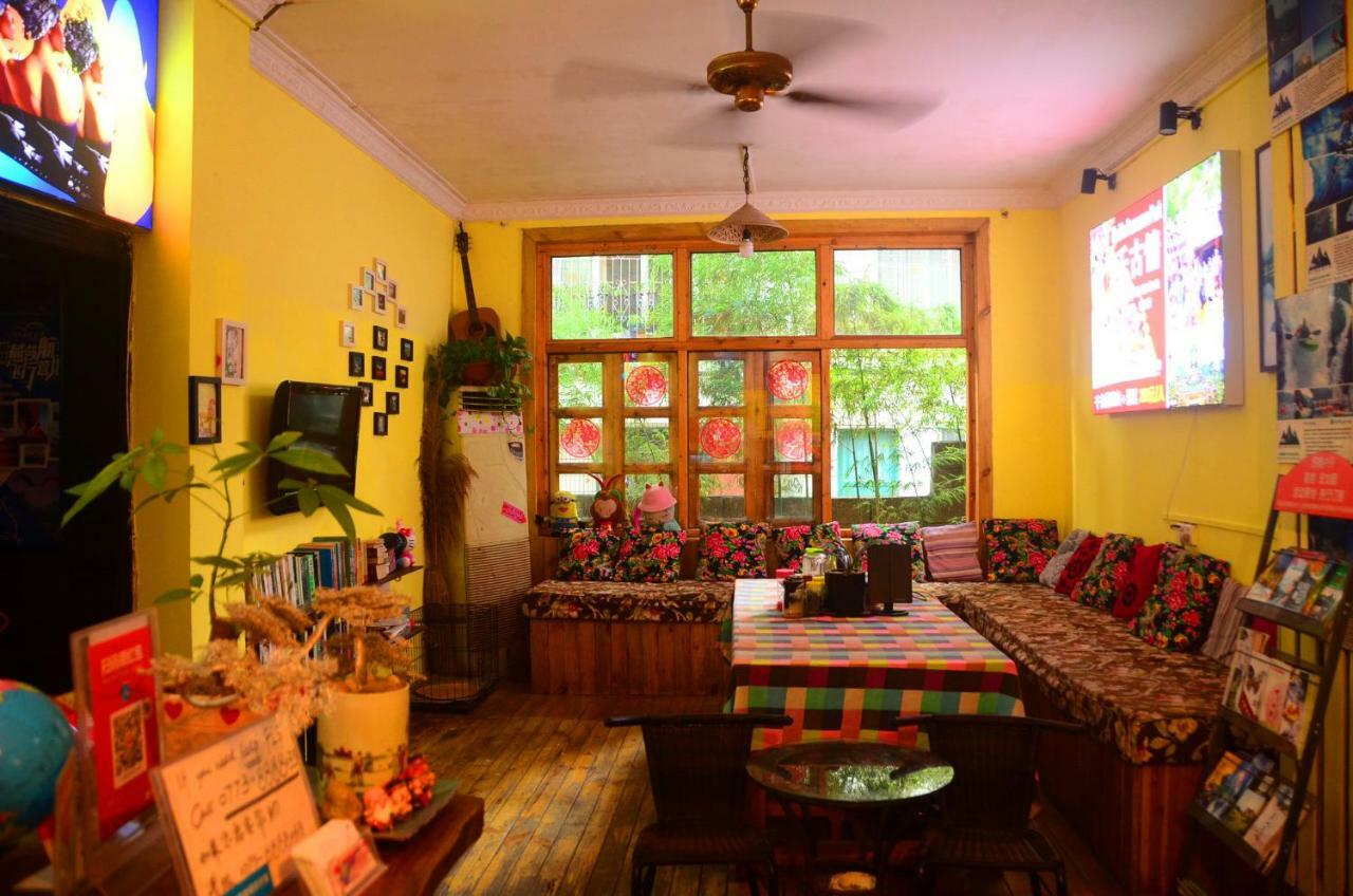 En Attendant Godot Youth Hostel Yangshuo Exterior foto